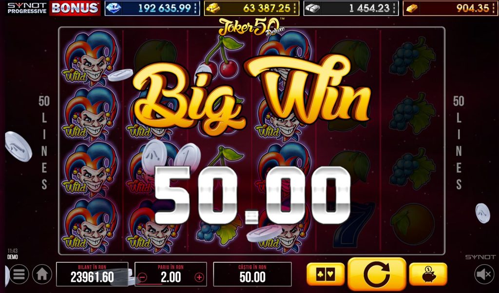 Ecran Big Win la slotul Joker 50 Deluxe demo de la SYNOT, în modul demo, cu un câștig de 50 RON obținut prin combinații de simboluri Wild Joker. Sunt afișate 5 role, 50 de linii de plată, pariul de 2 RON, soldul de 23.961,60 RON, jackpoturile progresive și butonul Spin.