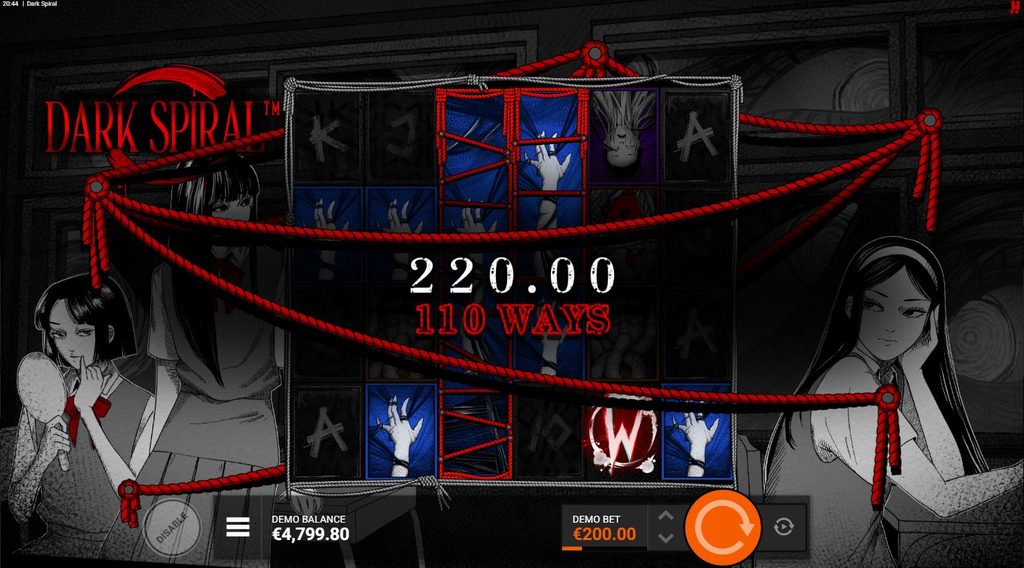 Ecran de câștig la slotul Dark Spiral de la Hacksaw Gaming, în modul demo, cu 110 moduri de câștig, simboluri Wild, mâini misterioase și role înconjurate de frânghii roșii. Sunt afișate câștigul de 220 EUR, pariul de 200 EUR, soldul de 4.799,80 EUR și butonul Spin, pe fundal horror alb-negru cu personaje manga.