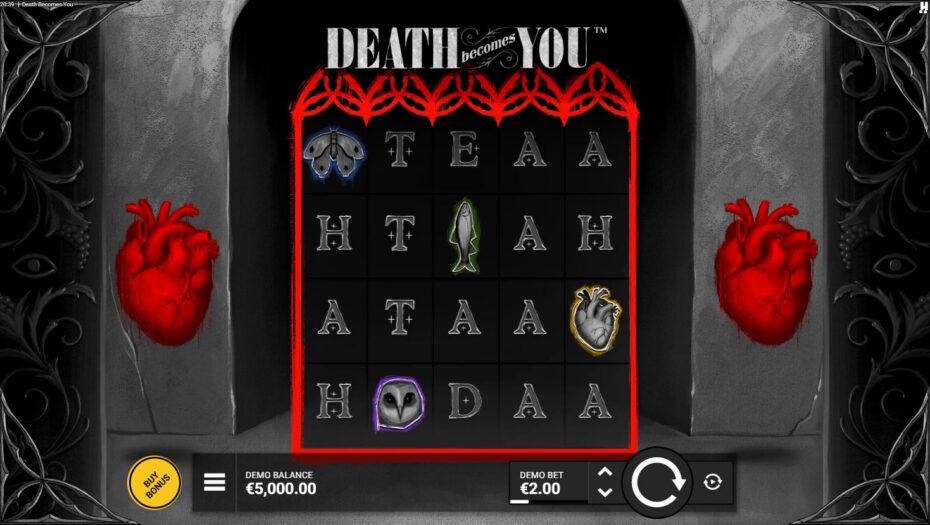 Ecran de joc al slotului Death Becomes You de la Hacksaw Gaming, în modul demo, cu 5 role, 4 rânduri și simboluri cu molii, pești, inimi anatomice, bufniță și litere gotice, pe fundal horror alb-negru cu accente roșii. Sunt afișate soldul de 5.000 EUR, pariul de 2 EUR și butoanele Buy Bonus, Spin și Autoplay.