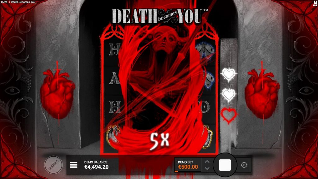 Ecran al slotului Death Becomes You de la Hacksaw Gaming, în modul demo, cu funcția specială Duel with Death, personajul morții învăluit în efecte roșii, multiplicator x5 și simboluri de inimi. Sunt afișate soldul de 4.494,20 EUR, pariul de 500 EUR și butonul de oprire a rotirii.